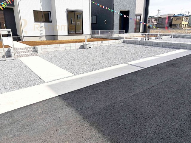 古河市鴻巣第6　新築戸建て　2号棟の駐車場|カースペースは3台完備。ゲスト用のスペースも確保できますね♪