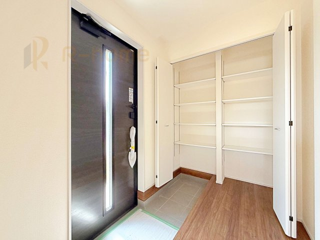 古河市鴻巣第6　新築戸建て　3号棟の玄関|気持ちよくご家族やゲストを送迎できる穏やかな雰囲気の玄関♪大きな下駄箱で玄関廻りスッキリ♪
