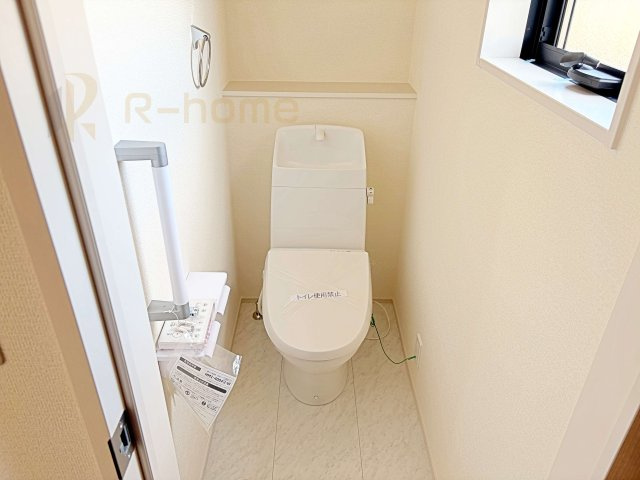 古河市鴻巣第6　新築戸建て　3号棟のトイレ|温水洗浄便座付きのトイレ。
トイレが２ヵ所設置で朝の忙しい時間でも安心です。