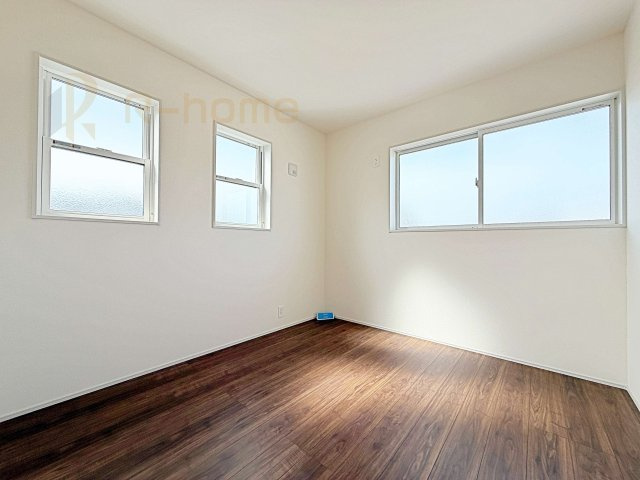 古河市鴻巣第6　新築戸建て　4号棟の洋室|2面窓の風通しの良い洋室です♪差し込む暖かな陽当たりで、室内がくつろげる空間に早変わりです♪