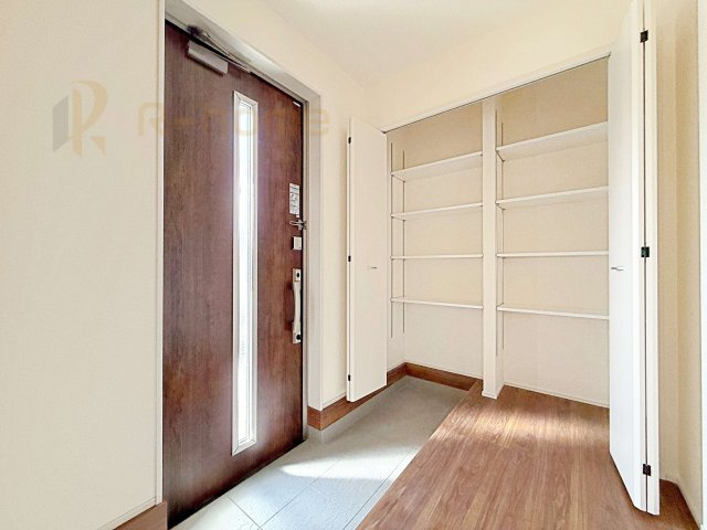 古河市鴻巣第6　新築戸建て　4号棟の玄関|気持ちよくご家族やゲストを送迎できる穏やかな雰囲気の玄関♪大きな下駄箱で玄関廻りスッキリ♪