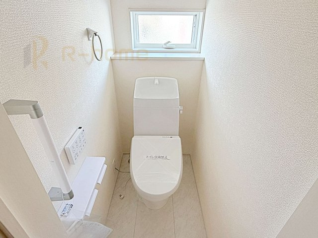 古河市鴻巣第6　新築戸建て　4号棟のトイレ|温水洗浄便座付きのトイレ。
トイレが２ヵ所設置で朝の忙しい時間でも安心です。