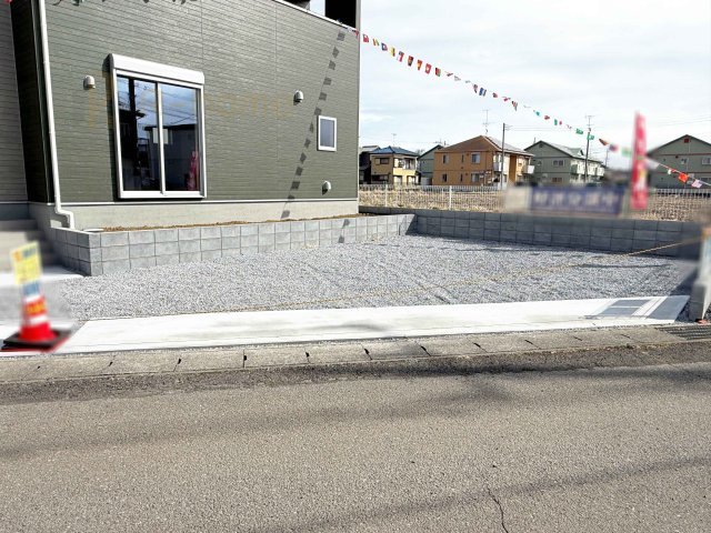 古河市鴻巣第6　新築戸建て　4号棟の駐車場|カースペースは3台完備。ゲスト用のスペースも確保できますね♪