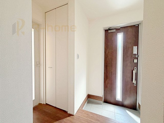 古河市鴻巣第6　新築戸建て　4号棟の収納|掃除用具などの収納に便利なホール収納！