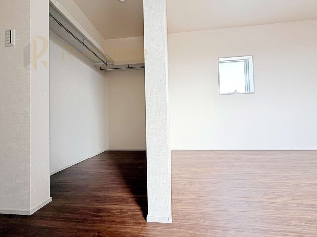 古河市鴻巣第6　新築戸建て　4号棟の収納|人気のウォークインクローゼット！アウター類はもちろん、季節ものや寝具も収納できます！