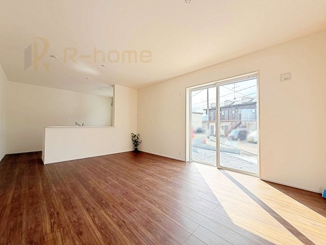 古河市鴻巣第6　新築戸建て　4号棟の居間・リビング|広くて明るいＬＤＫ♪ ゆったりくつろげるリビングスペースで、ご家族皆様の笑顔が溢れます。