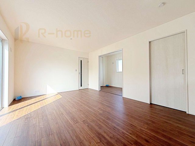 古河市鴻巣第6　新築戸建て　4号棟の居間・リビング|たっぷりの陽光が注ぎ込む明るいリビング♪隣接の洋室を開放すると更なる大空間に変身♪