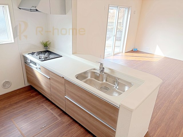 古河市鴻巣第6　新築戸建て　4号棟のキッチン|料理をしながら家族とコミュニケーションが取れる対面式システムキッチン。