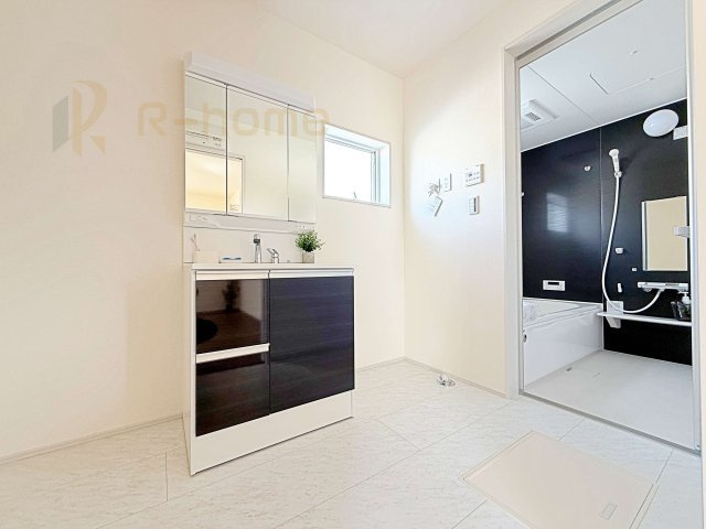 古河市鴻巣第6　新築戸建て　4号棟の洗面所|三面鏡の使いやすい洗面台です。忙しい朝も家族みんなで身支度可能なスペース。