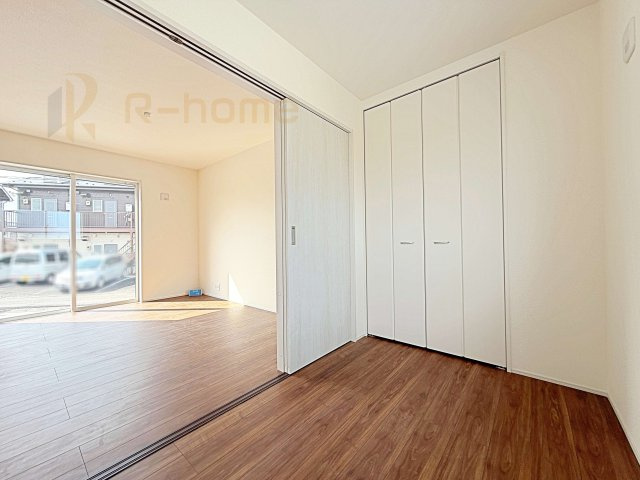 古河市鴻巣第6　新築戸建て　4号棟の洋室|1階洋室はゲストルーム、キッズスペースとしても利用可能♪
開放してリビングと繋げればゆとりの大空間！