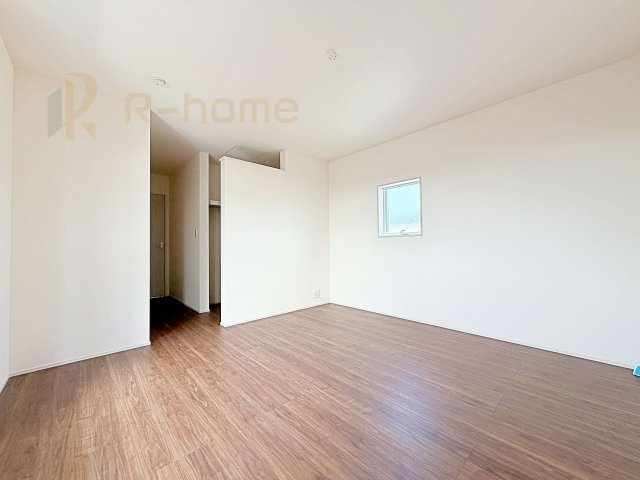 古河市鴻巣第6　新築戸建て　4号棟の洋室|収納便利なウォークインクローゼット付きの洋室♪
明るく風通しの良いお部屋です♪