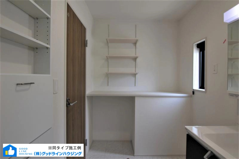 三木市志染町広野１丁目　２号棟の独立洗面台