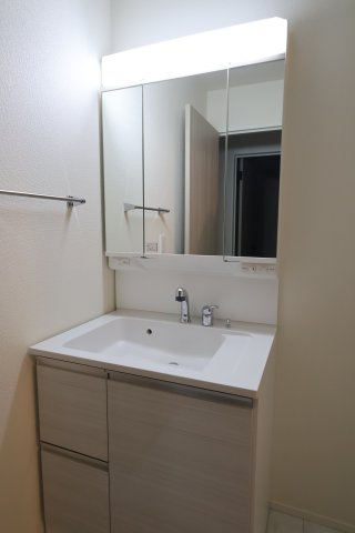 《仲介手数料無料》中央区新中里５丁目17-4(2号棟)新築一戸建てリナージュの独立洗面台|撮影日 2025年9月5日 16:40 曇り