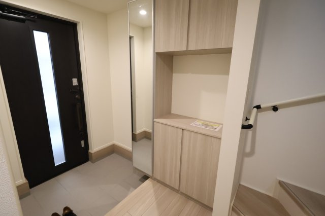 《仲介手数料無料》中央区新中里５丁目17-4(2号棟)新築一戸建てリナージュの玄関|撮影日 2025年9月5日 16:40 曇り