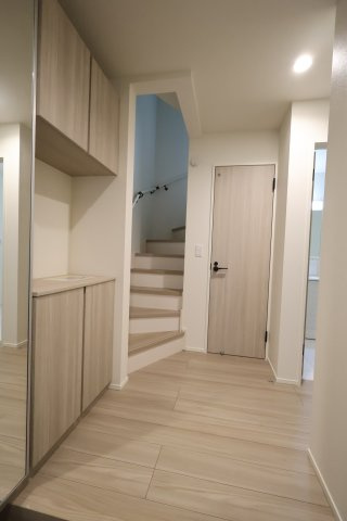 《仲介手数料無料》中央区新中里５丁目17-4(2号棟)新築一戸建てリナージュの玄関|撮影日 2025年9月5日 16:40 曇り