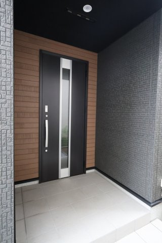 《仲介手数料無料》中央区新中里５丁目17-4(2号棟)新築一戸建てリナージュの玄関|撮影日 2025年9月5日 16:40 曇り