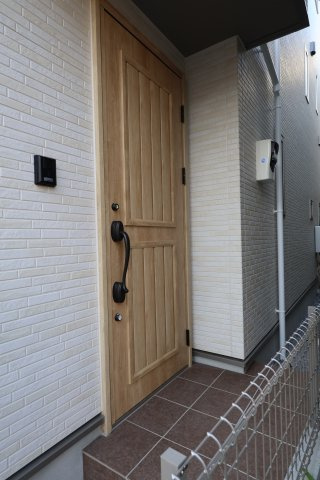 《仲介手数料無料》浦和区瀬ヶ崎４丁目22-10(全1戸)新築一戸建ての玄関|撮影日 2025年10月30日 15:40 晴れ