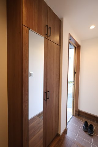 《仲介手数料無料》浦和区瀬ヶ崎４丁目22-10(全1戸)新築一戸建ての玄関|撮影日 2025年10月30日 15:40 晴れ