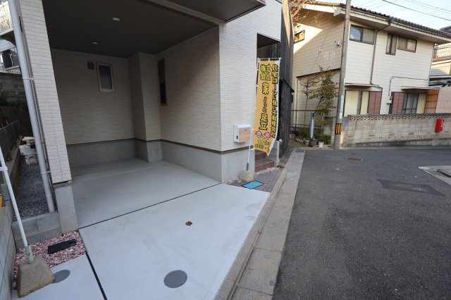 《仲介手数料無料》浦和区瀬ヶ崎４丁目22-10(全1戸)新築一戸建ての駐車場|撮影日 2025年10月30日 15:40 晴れ