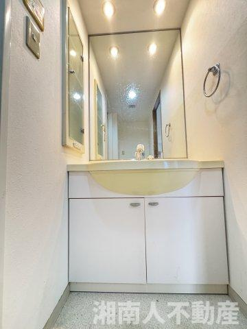 サングレイス大船の独立洗面台|朝の支度にも助かる、独立の洗髪洗面化粧台