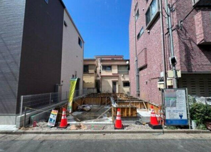 新築戸建江東区大島７丁目　所有権21.15坪　４LDK　カースペース付の前面道路含む現地写真