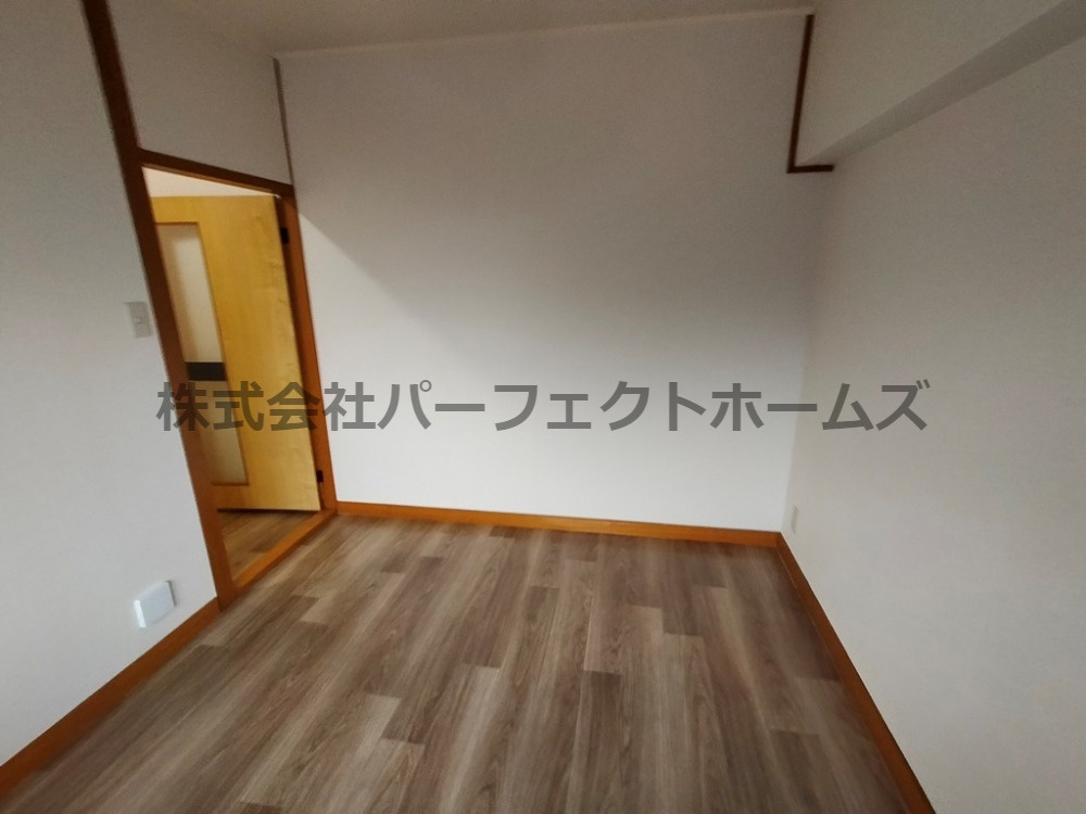 家具町ハイツの洋室|落ち着いた色調の洋室です