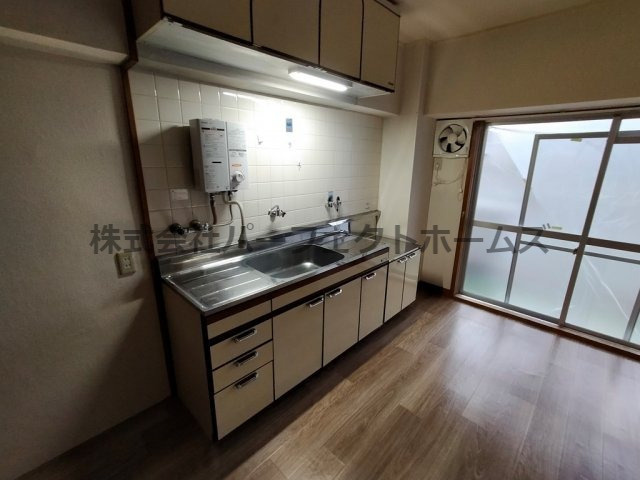 家具町ハイツのキッチン|コンパクトなキッチンで掃除もラクラク