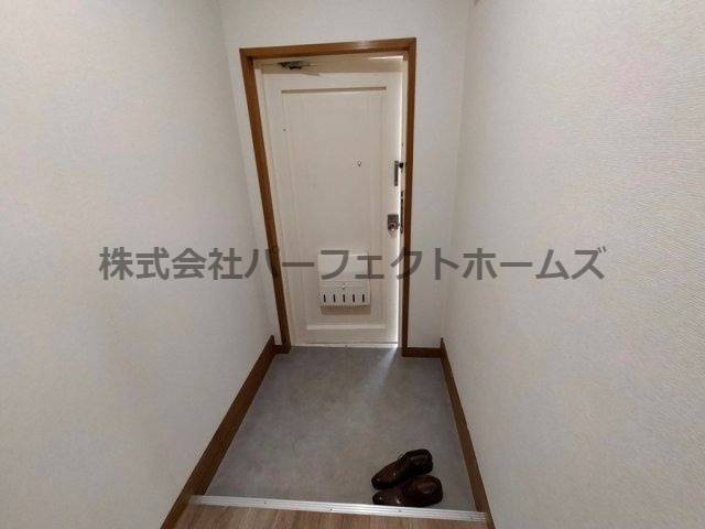 家具町ハイツの玄関|明るい玄関です