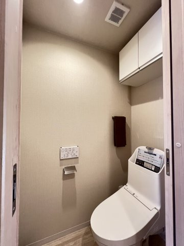 東急ドエル大和八木アネックスC棟7階のトイレ|清潔感のある収納付きトイレです