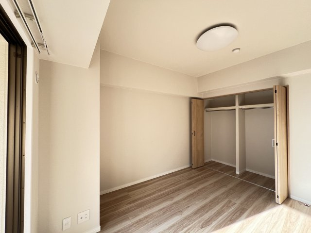 東急ドエル大和八木アネックスC棟7階の寝室|採光良好で心地よいプライベート空間６帖