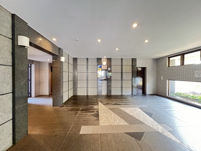 東急ドエル大和八木アネックスC棟7階のロビー|安心感のある整った共用スペース