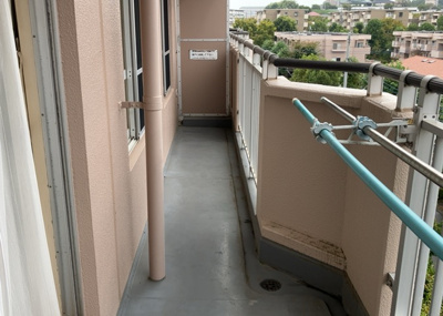 【バルコニー】 |  パークサイド南大沢 | バルコニーは、室外の専用スペースのうち、「屋根がなく開放された空間」であるものを指します。ベランダより広いタイプのものが多く、日当たりもよいため家庭菜園などを楽しみたい人にとって適した環境となります。