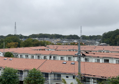 【展望】 |  パークサイド南大沢 | 眺望の良さを楽しめるダイニングキッチンで家族団らんの時間を過ごしてはいかがでしょうか。バルコニーから見える景色を家族で眺める時間は、時間が経つのを忘れてしまいそうですね。是非、現地を見に行きましょう！