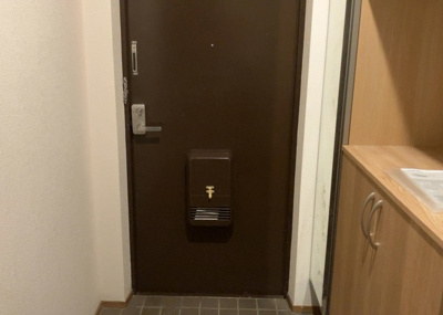 【玄関】 |  パークサイド南大沢 | 玄関は家の顔でもあり、家族以外の目にも止まる場所です。玄関は外との間を仕切る扉、靴などをしまっておく収納スペース、靴脱ぎのたたきスペース、来客とのやり取りをするドアホンなど複数のアイテムからなります。