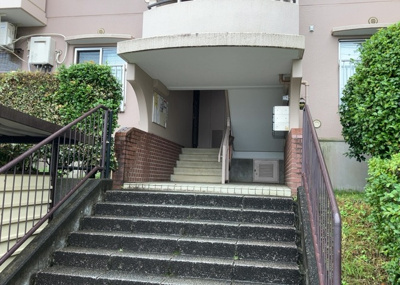 【エントランス】 |  パークサイド南大沢 | マンションのエントランスには、もともと風よけや防犯の役割がありますが、マンションによって宅配ボックスなどの設備が備わっている所もあります。日々の生活をイメージしながら生活しやすさをチェックしましょう。