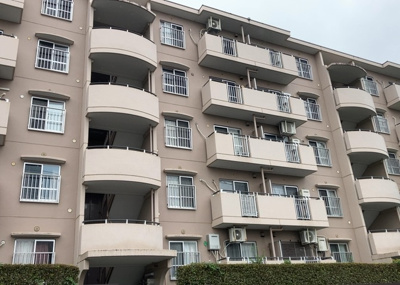 【外観】 |  パークサイド南大沢 | 外観はマンション管理がされているかの目安になります。築年数が古いと、壁面は劣化してひび割れが生じることも！建物が古びていても細かいところが修繕されていると、きちんと管理されているなぁと感じるでしょう。