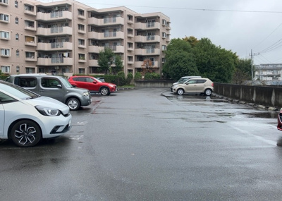 【駐車場】 |  パークサイド南大沢 | 車一台あたりに必要なスペースは、標準サイズの普通自動車で横幅2m50cm、長さ5mは必要になります。ただし、乗降のことも考慮して横幅3m30cm、長さ5m50cmほどは確保できるところを選びましょう。