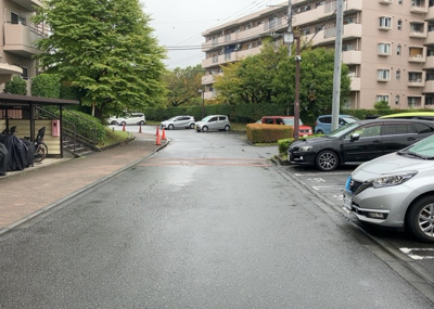 【駐車場】 |  パークサイド南大沢 | 駐車場と明記されていても、最小スペースでつくられた駐車場だと大型車は駐車できなかったり、出入りしにくくなったりする可能性があります。お車のサイズと購入したい物件の駐車場のサイズを現地で確認しましょう。