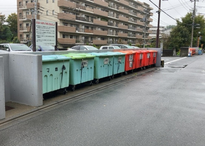 【設備】 |  パークサイド南大沢 | 共有部分は、住民なら誰もが使える設備のこと。例えば駐車場やエレベーター、インターネット設備、セキュリティ設備などがあります。他にも、マンションの廊下・外部階段やエントランス・ゴミ置き場などがあります。