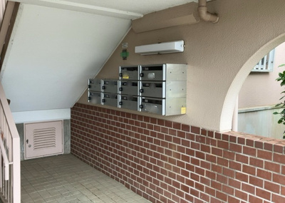 【設備】 |  パークサイド南大沢 | エントランス付近に設置されている集合ポストは、住んでいる部屋と離れているため、ポストをあさるなど誰かに何かされていても被害に気づきにくいです。入居する時には他人に特定されにくい番号で鍵をかけましょう！