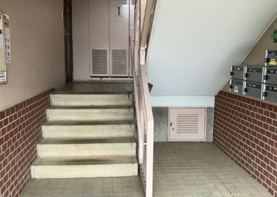 【受付】 |  パークサイド南大沢 | 受付はマンションコンシェルジュがいる場合もあれば、管理人が滞在する小部屋を総称して呼ぶことがあります。主にエントランスに設置されていることから、防犯面でも期待ができます。防犯設備がない場合はより安心！