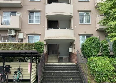 【ロビー】 |  パークサイド南大沢 | ラウンジは、マンションの共用スペースに椅子やテーブルなどを配置した利用者が寛げる空間です。屋内型ラウンジと屋外型ラウンジがあります。共用部分の管理状況と合わせて、詳細については現地でご確認ください。