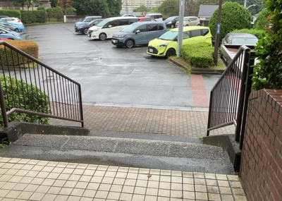 【ロビー】 |  パークサイド南大沢 | ロビーというと、エントランスと何がちがうの？と思いますよね。実はロビーとエントランスには明確な決まりはありません。物件によっては、エントランスを入って広がるある程度の広さのある空間がロビーとなります。