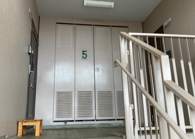 【その他共用部分】 |  パークサイド南大沢 | 共有部分は、住民なら誰もが使える設備のこと。例えば駐車場やエレベーター、インターネット設備、セキュリティ設備などがあります。他にも、マンションの廊下・外部階段やエントランス・ゴミ置き場などがあります。