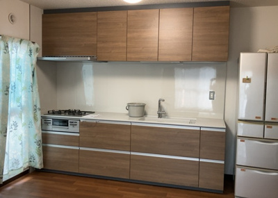 【キッチン】 |  パークサイド南大沢 | L型アイランドタイプは、キッチンからダイニングにもリビングにも目が行き届くので、とても使いやすい配置です。L字型独立タイプは、キッチンを独立させてるためLDKというよりもLDといった様なイメージです。