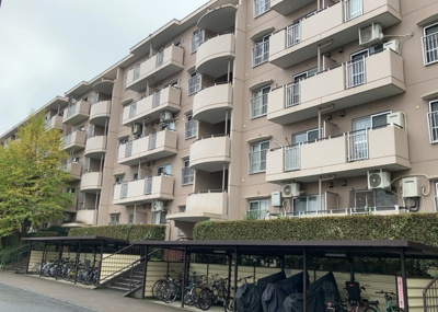 【外観】 |  パークサイド南大沢 | ＲＣ造、Reinforced Concreteは直訳すると補強されたコンクリートです。主に柱や梁・床・壁が鉄筋とコンクリートで構成おり、鉄筋を組んだ型枠にコンクリートを流し込んで固めたものを指します。