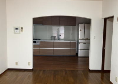 【居間・リビング】 |  パークサイド南大沢 | 直線タイプはLとDKを一直線に並べた形で対面キッチンのタイプです。一般的なのでよく見かけるかもしれません。直線タイプに似た直接アイランドタイプは、キッチンとダイニングの間に壁がない分広く感じられます。