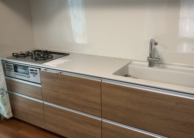 【キッチン】 |  パークサイド南大沢 | 標準的なシステムキッチンの横幅は、165cm～300cm程度です。2100・2400・2550・2700などミリ単位で表記されます。普段どのように料理をするのかを想定しながら合ったサイズを選びましょう