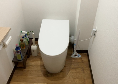 【トイレ】 |  パークサイド南大沢 | トイレは大きさや形、機能、抗菌性などが異なる多種多彩なタイプが各メーカーから出ています。それぞれに良さがあるため、事前にどういったタイプのトイレがいいのかをご家庭内で決めて、内見に行くといいでしょう。