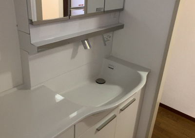 【独立洗面台】 |  パークサイド南大沢 | 洗面化粧台では顔を洗ったり、身だしなみを整えることが本来の使い方ですが、用途によっては洗面化粧台に求められる機能が違ってくるため、ご自身や家族のライフスタイルに合ったものを選ぶことをおすすめ致します。